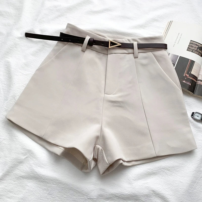 shorts elegante com cinto vintage.