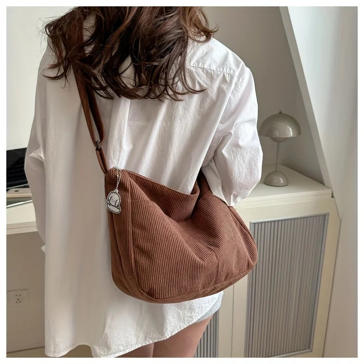 Bolsa de ombro feminina de veludo cotelê, sacola casual listrada de grande capacidade.